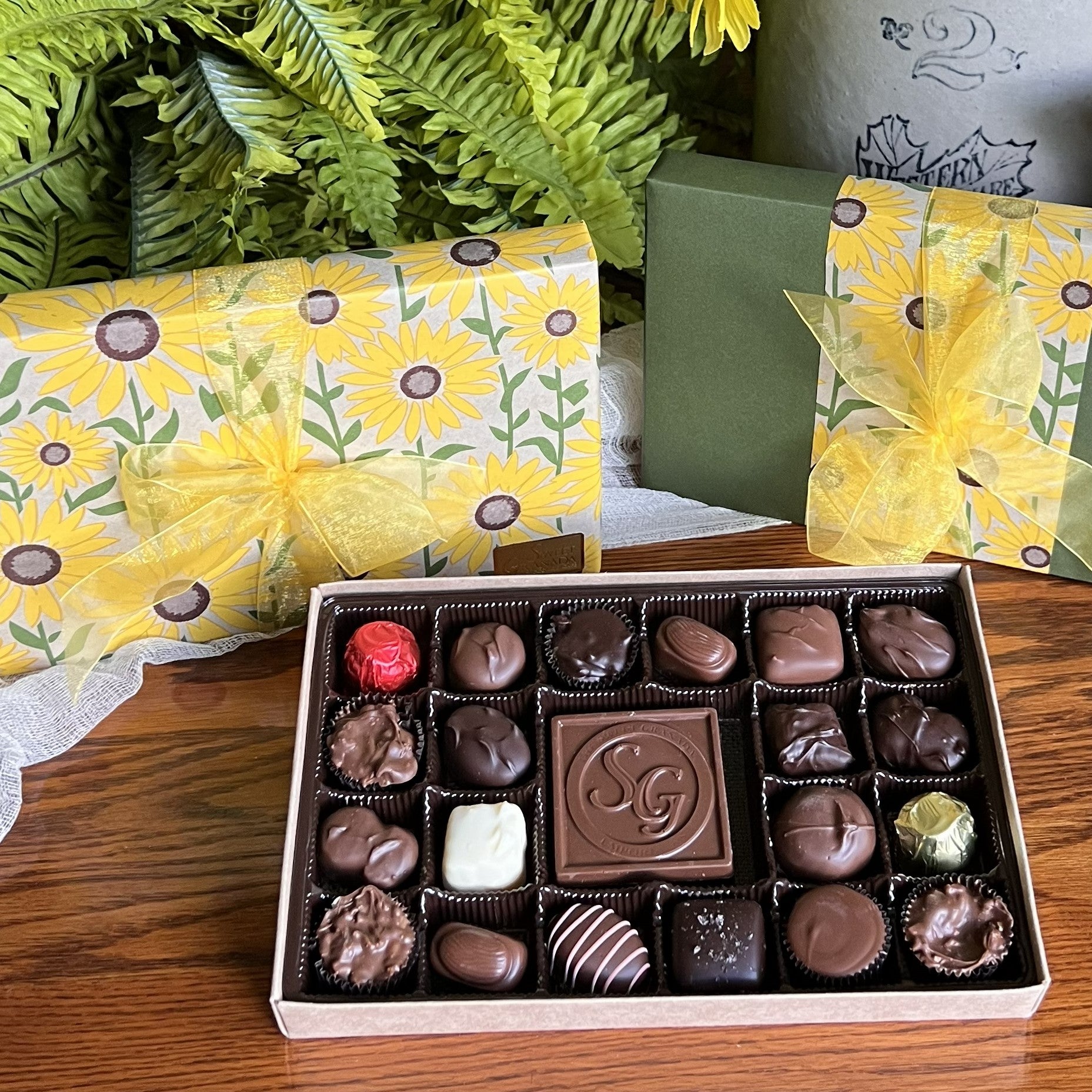 22pc Summer Assorted Gift Box
